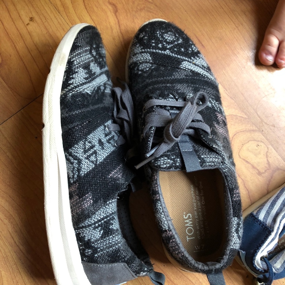 TOMS tribal print tennis shoes